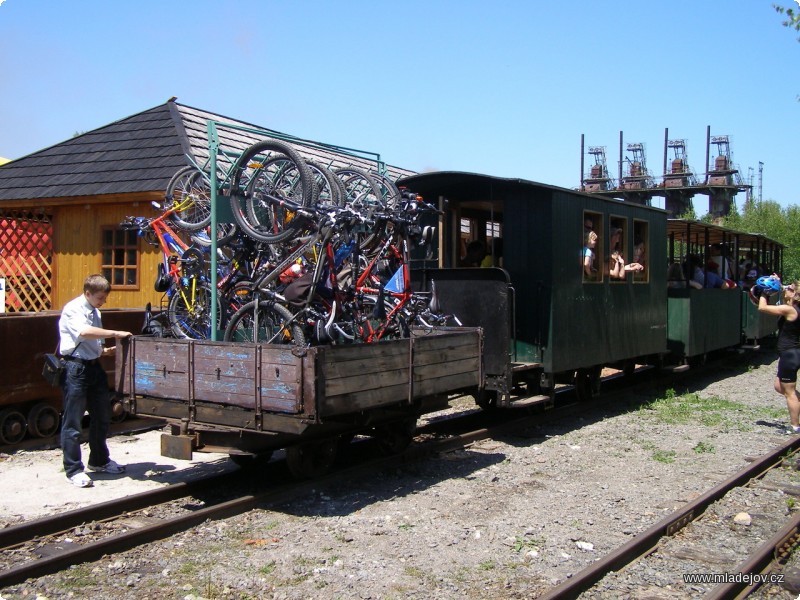 Fotografie Do posledního místa se využil také vůz s&nbsp;nástavbou pro přepravu jízdních kol, vyrobenou v&nbsp;mladějovských dílnách v&nbsp;zimě 2011/2012.