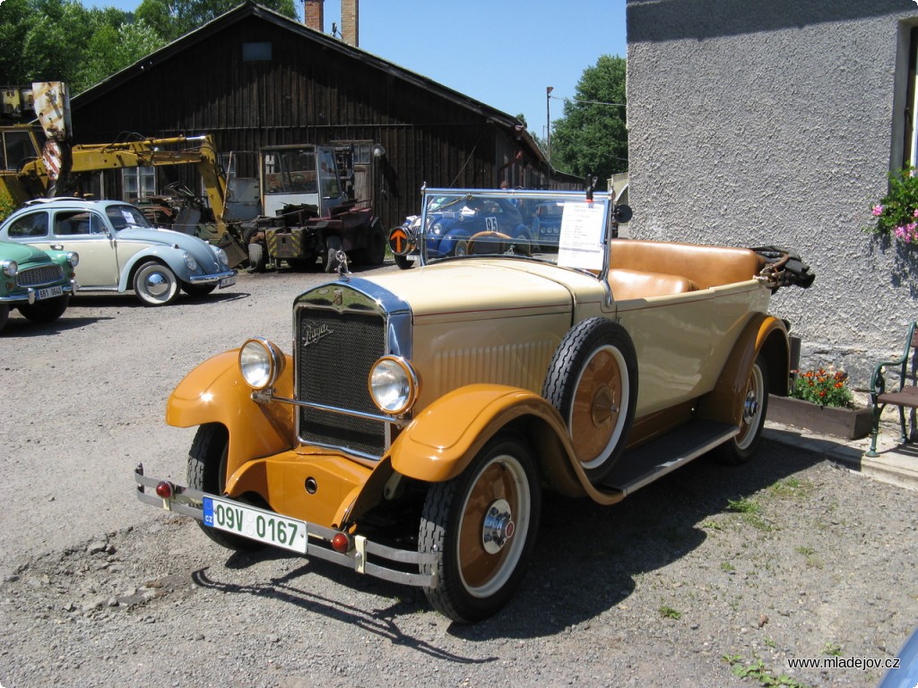 Fotografie Díky spolupráci s&nbsp;Veteran Vehicle Clubem Konice byly v&nbsp;Mladějově k&nbsp;vidění i historické automobily, například Praga Piccolo Faeton z&nbsp;roku 1929.  
