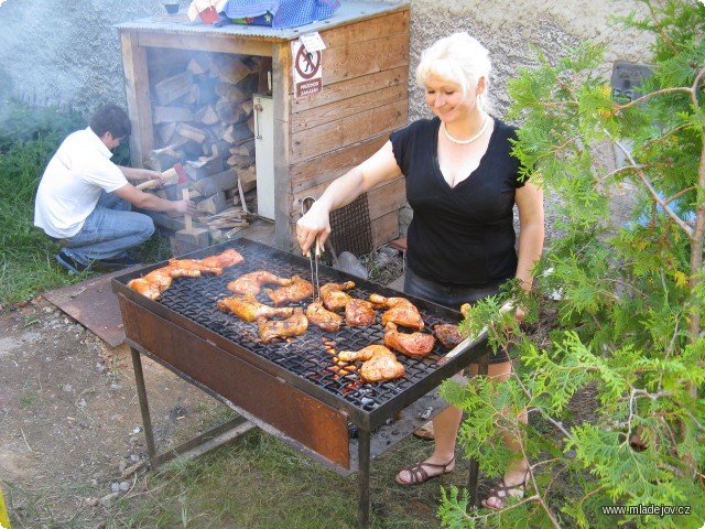 Fotografie Možnosti občerstvení rozšířila za kavárnou nabídka kuřecích stehýnek na grilu.
