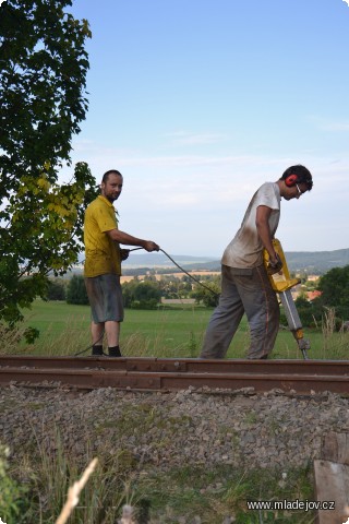 Fotografie Ke slovu se dostala i dvoumužná ruční podbíječka.