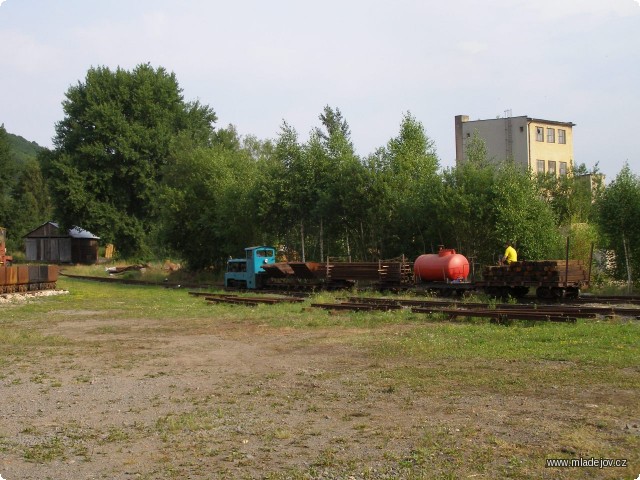 Fotografie Letní traťová brigáda na obnovu mladějovské úzkokolejky pokračuje. K&nbsp;odjezdu na trať se chystá další pracovní vlak.