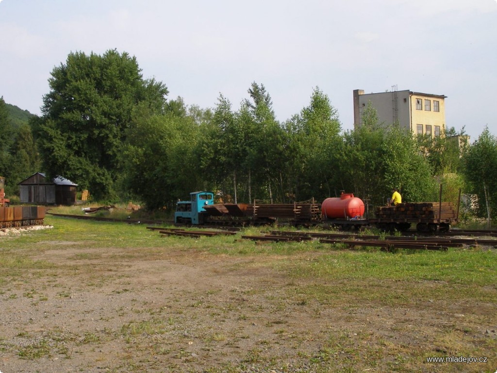 Fotografie Letní traťová brigáda na obnovu mladějovské úzkokolejky pokračuje. K&nbsp;odjezdu na trať se chystá další pracovní vlak.