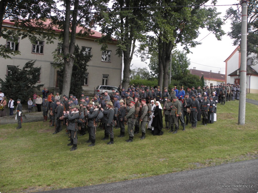 Fotografie Průvod dorazil ke svému cíli – památku obětem první světové války v&nbsp;Mladějově.
