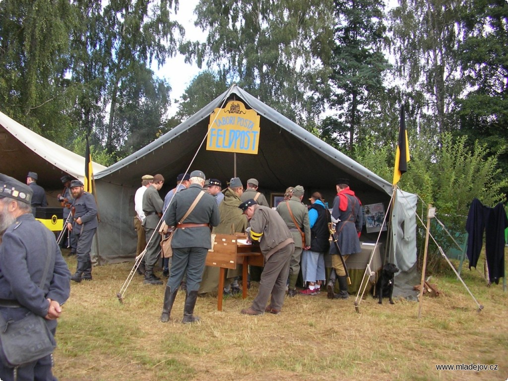 Fotografie Ve vojenském táboře nechyběla kromě četnické stanice, vojenského hostince nebo střelnice ani polní pošta. Dopisy z&nbsp;fronty ovšem pečlivě cenzurovala černou tuší.