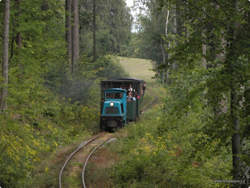 Fotografie Několik ze čtrnácti během dne vypravených párů vlaků svezla i menší motorová lokomotiva BN-60 H.