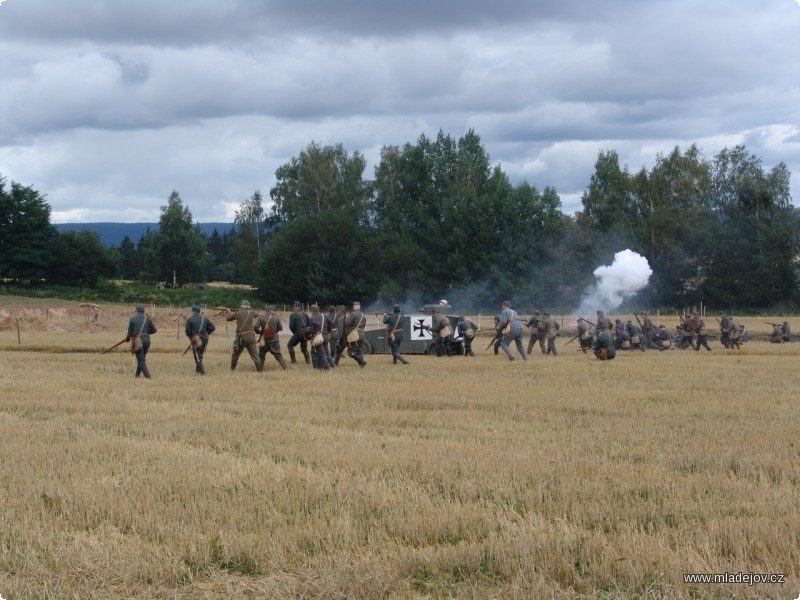 Fotografie Za podpory dělostřelectva zahájila vojska německé a rakouské armády útok na ruské pozice.