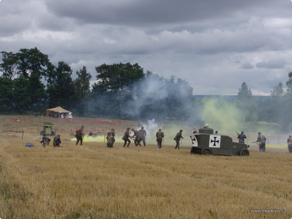 Fotografie Za obrněným vozidlem Romfell je vidět, že do boje právě zasáhla další zbraň charakteristická pro první světovou válku...