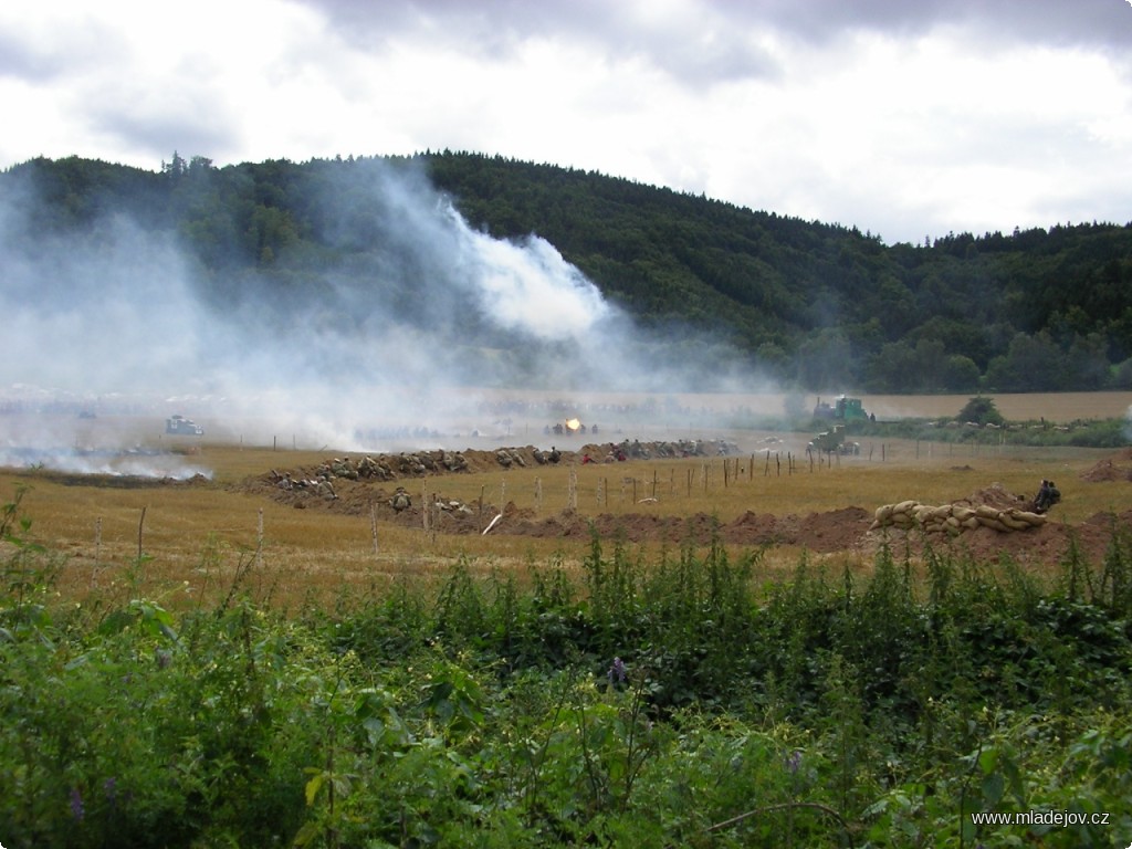 Fotografie Celkový pohled na bojiště během bitvy se zásobovacím vlakem vojenské malodráhy v&nbsp;pozadí.