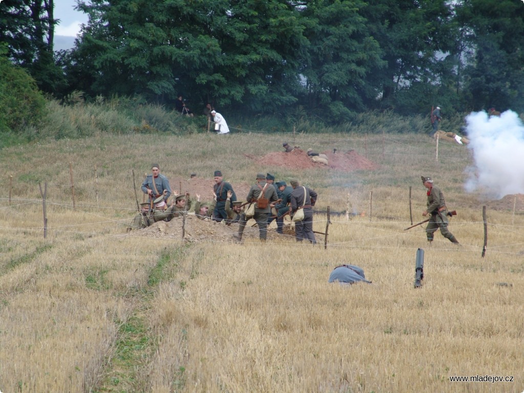 Fotografie Přes těžké ztráty se německé a rakouské armádě podařilo dobýt ruské zákopy.