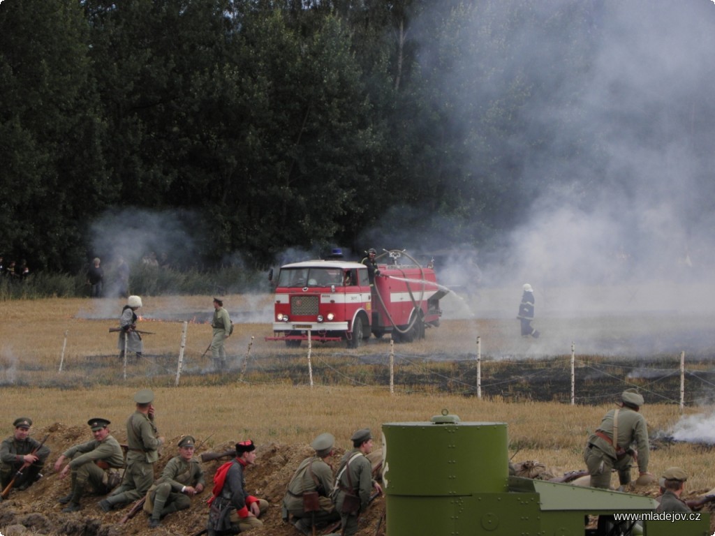 Fotografie Přestože plameny postupující bitevním polem realistickému obrazu bojů z&nbsp;první světové války jenom pomáhaly, v&nbsp;zájmu ochrany přihlížejících civilistů přerušil bitvu zásah připraveného Sboru dobrovolných hasičů Mladějov.