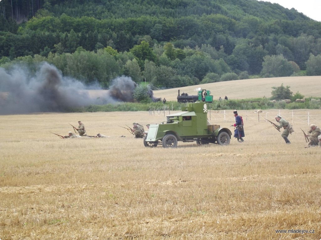 Fotografie Do bojů první světové války zasáhla také obrněná vozidla. Na ruské straně bojoval dvěma kulomety vybavený automobil Austin.
