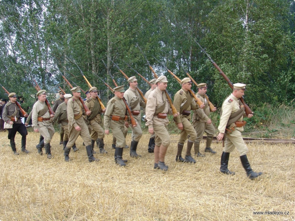 Fotografie Závěrečné defilé zúčastněných vojenských jednotek. Jako první ze scény odcházejí poražení Rusové...