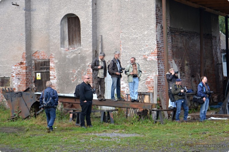 Fotografie A tu jsou fotografové, pro něž Jednička s&nbsp;nákladním vlakem pózuje. Mimochodem, ta podivná veliká věc, na které někteří z&nbsp;fotografů stojí, je lopata lanového bagru Škoda D-500 – inu, není to žádný drobeček… 