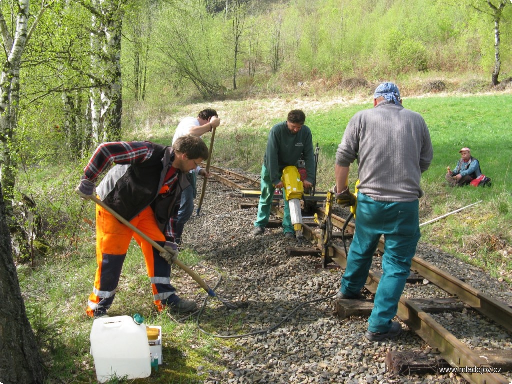 Fotografie Příprava trati pro podbíječku pod Vekslem, nedaleko bývalé stanice lanovky.