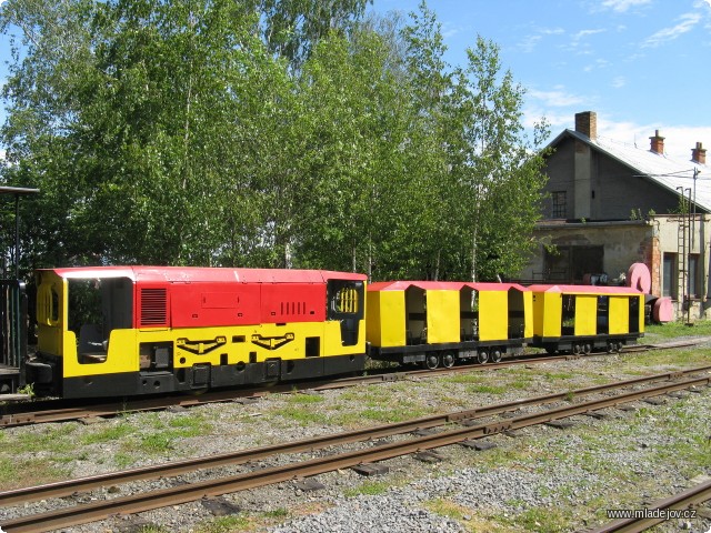 Fotografie Vystavená důlní souprava s&nbsp;lokomotivou DH 70 D a vozy DM 12 na nádraží v&nbsp;Mladějově.
