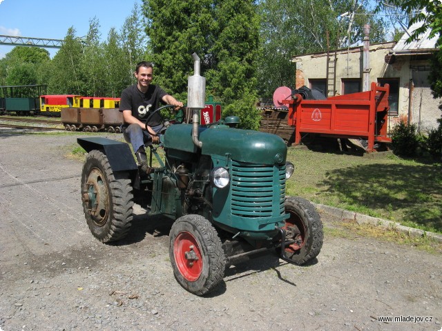 Fotografie Předváděcí jízdy poválečného traktoru Zetor 50 Super.
