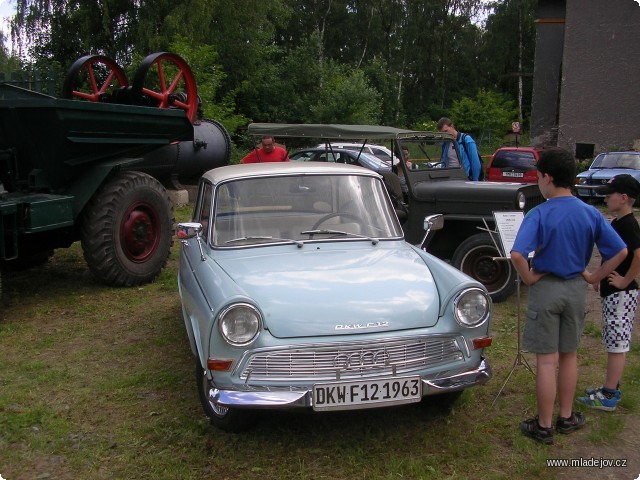 Fotografie Automobil DKW F12 z&nbsp;roku 1963 s&nbsp;tříválcovým dvoutaktním motorem o&nbsp;výkonu 40 koní s&nbsp;maximální rychlostí 140 km/h.