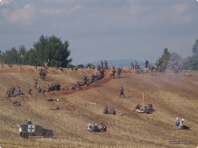 Fotografie Ruské zákopy jsou dobyty, hrstka přeživších obránců se vzdává a je brána do zajetí. Ti, co tak včas neučinili, jsou nemilosrdně pobiti.