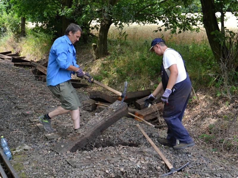 Fotografie Vytahování dožilých pražců ze štěrku probíhá osvědčenou metodou.