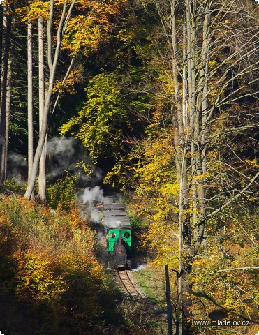 Fotografie Příjezd vlaku do zastávky Josefka. Po roce první vlak pro veřejnost, který sem dojel.