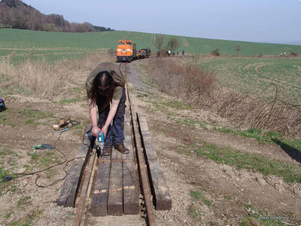 Fotografie Kolem pracovního vlaku se vytvořily tři pracovní skupiny. Zde se dokončuje nová výdřeva polního přejezdu nad mladějovským areálem.