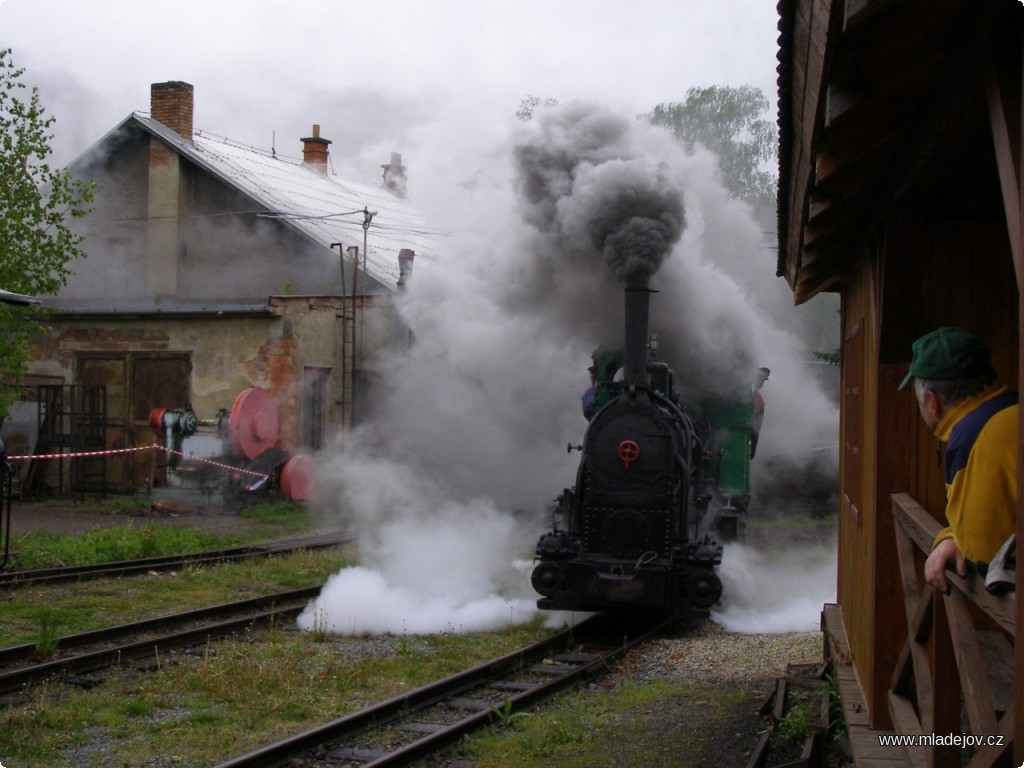 Fotografie Jednička, zahalená parou, najíždí na první veřejný výletní vlak roku 2014.