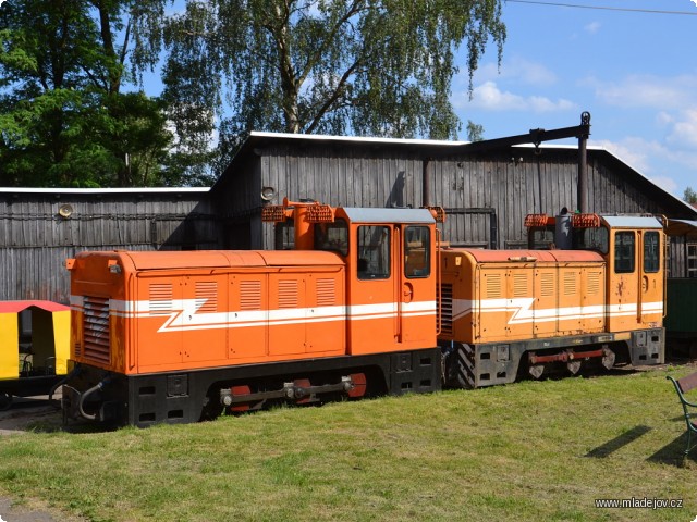 Fotografie U vstupu do muzea vítala po celý den návštěvníky dvojice motorových lokomotiv L 18 H z&nbsp;produkce rumunské lokomotivky FAUR.