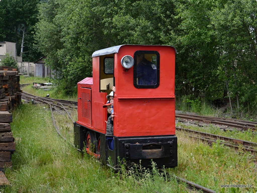 Fotografie Čekání na vlak si malí návštěvníci mohli zkrátit svezením na lokomotivě MD 3…