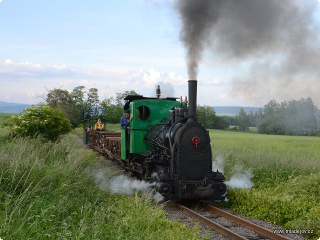 Fotografie A první várka pražců se už veze.