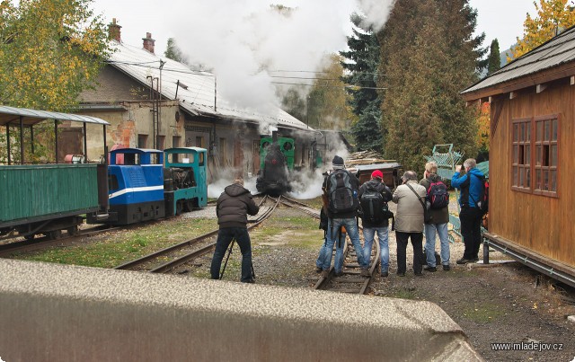 Fotografie Jakmile se mašinka rozjede, hned je v&nbsp;hledáčku všech fotoaparátů.