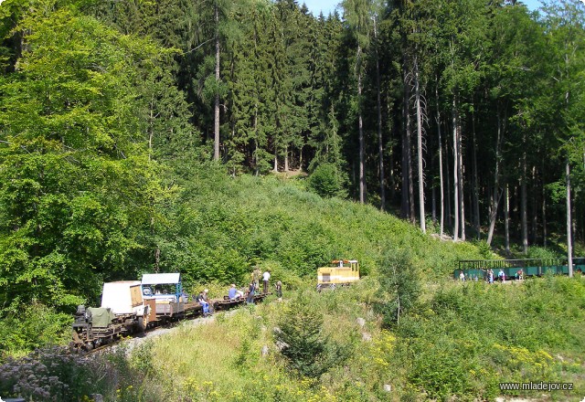 Fotografie Práce na trati běží i o&nbsp;víkendu, a tak motorovou mašinku od pracovního vlaku využíváme i pro vozbu osobních vlaků z&nbsp;Nové Vsi na Josefku.