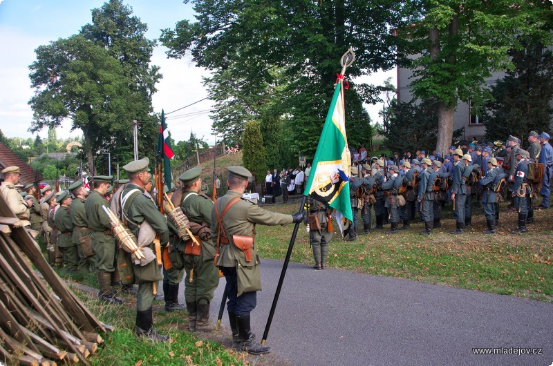 Fotografie Ranní bohoslužba feldkuráta Peschky u&nbsp;pomníku na mladějovské návsi.