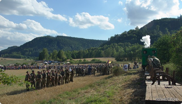 Fotografie Je dobojováno, poražená i vítězná strana se řadí do špalíru k&nbsp;odchodu z&nbsp;bojiště.