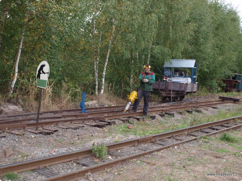 Fotografie Umístili jsme výstražnou návěst Pracovní místo a ukázka mohla začít.