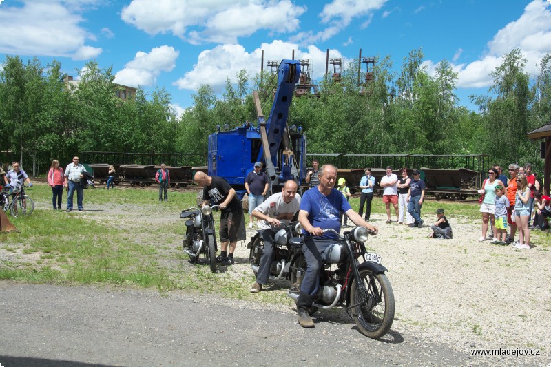 Fotografie Došlo i na motocykly, letos se po areálu proháněly Čezety 125 a 150.