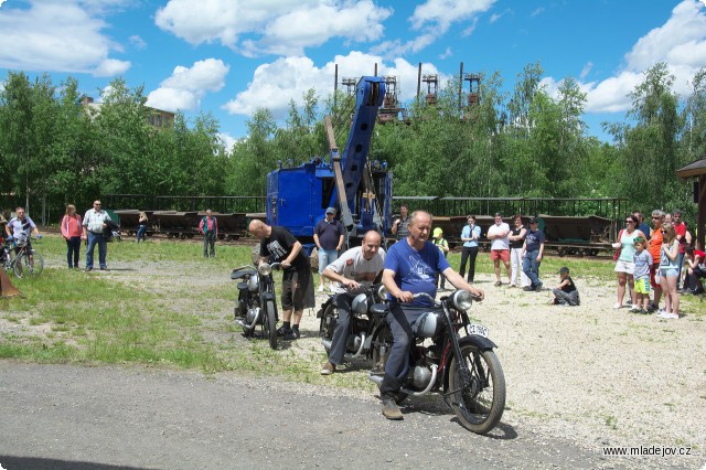 Fotografie Došlo i na motocykly, letos se po areálu proháněly Čezety 125 a 150.