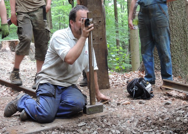 Fotografie To by člověk nečekal, co někteří vozí v&nbsp;batohu. Takto vypadá nivelizační přístroj mod16R.