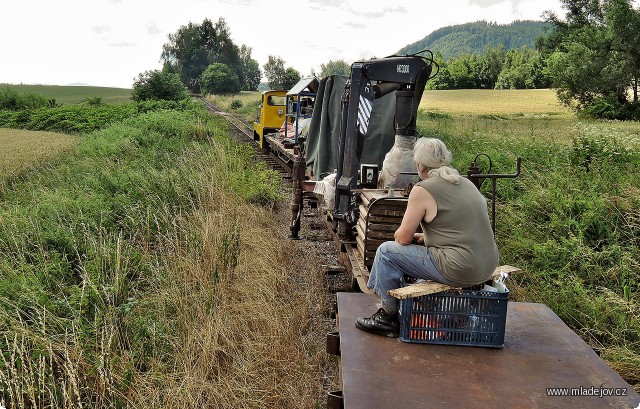 Fotografie Brzdař na své pozici. Pracovní souprava nebývá tak pohodlná jako osobní vozy, zato je člověk celou dobu na čerstvém vzduchu.