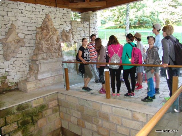 Fotografie První zastávkou byla Anenská Studánka se svým zázračným pramenem… I když to tedy byla vzhledem k&nbsp;dlouhotrvajícímu suchu spíše suchánka než studánka…