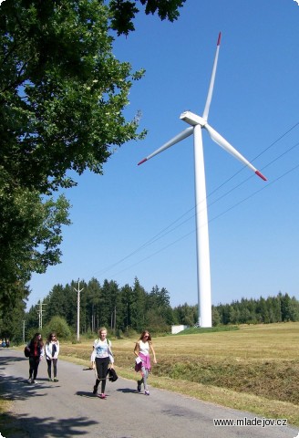 Fotografie Dále putování vedlo po cestách, jako třeba u&nbsp;větrných elektráren nad Anenskou Studánkou…