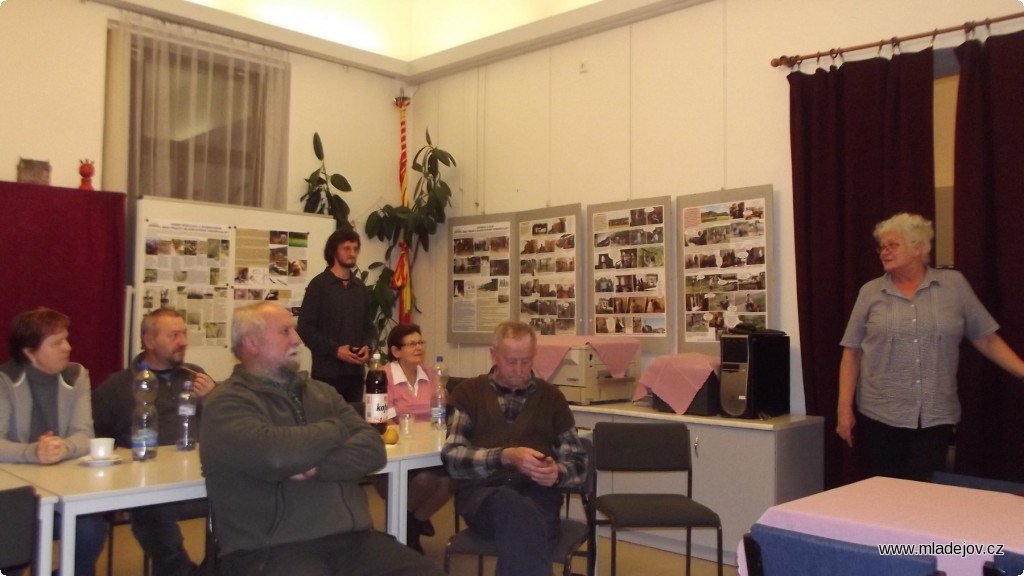 Fotografie Dále se již slova – coby autor projektu – ujal Vlastimil Novák a pozval všechny přítomné k&nbsp;premiérovému shlédnutí filmu a následně i k&nbsp;prohlídce výstavy.
