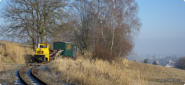 Fotografie Jakmile na podzim opadá listí, otevřou se některé pěkné výhledy – na pravém okraji snímku lze najít i mladějovský kostelík.