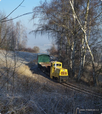 Fotografie Kousek pod Vekslem vlak zajede do ledového království. Odteď uvidíme ze sluníčka už jen krátké záblesky mezi stromy.