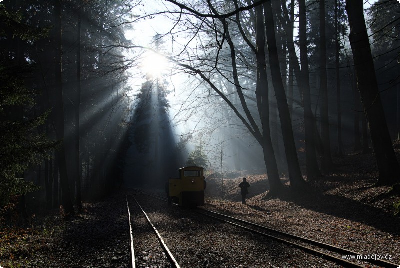 Fotografie Objíždění lokomotivy ve stanici Nová Ves a pohádková scenérie zimního slunce.