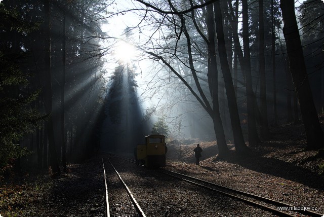 Fotografie Objíždění lokomotivy ve stanici Nová Ves a pohádková scenérie zimního slunce.