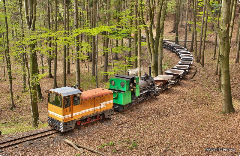 Fotografie Na cestě zpět jedou oba vlaky spojeny a parní kráska tak může odpočívat až do Mladějova.