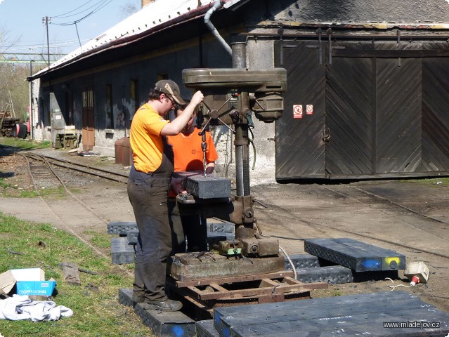 Fotografie Před traťovkou je nutné připravit v&nbsp;šamotce materiál. Na vrtání pražců letos používáme stojanovou vrtačku. Práce jde rychleji od ruky a nejsou potřeba speciální vrtáky.