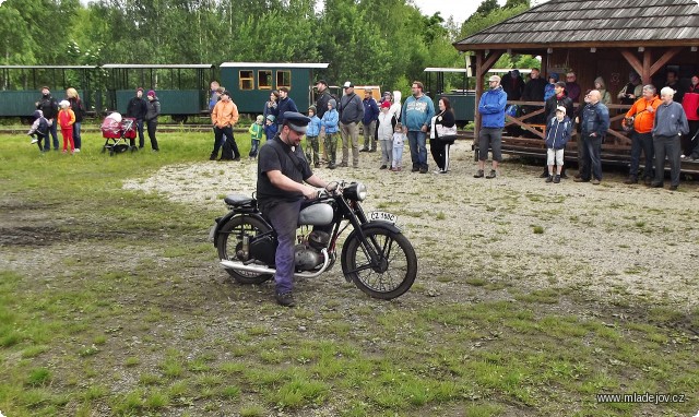 Fotografie Další část kavalkády patří motorkám, nejdříve na scénu přijíždí ČZ 150C.