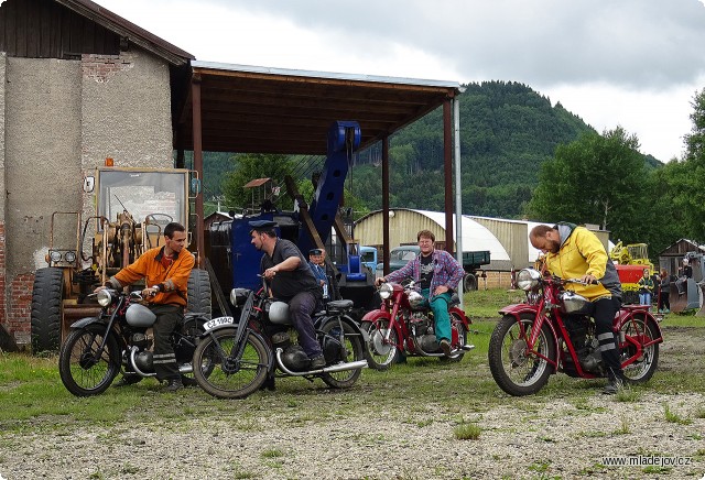 Fotografie Vzápětí ji doplňuje další hejno motorových krásek - zleva ČZ 175, ČZ 150C, Jawa 500 OHC a Jawa 350 OHV.
