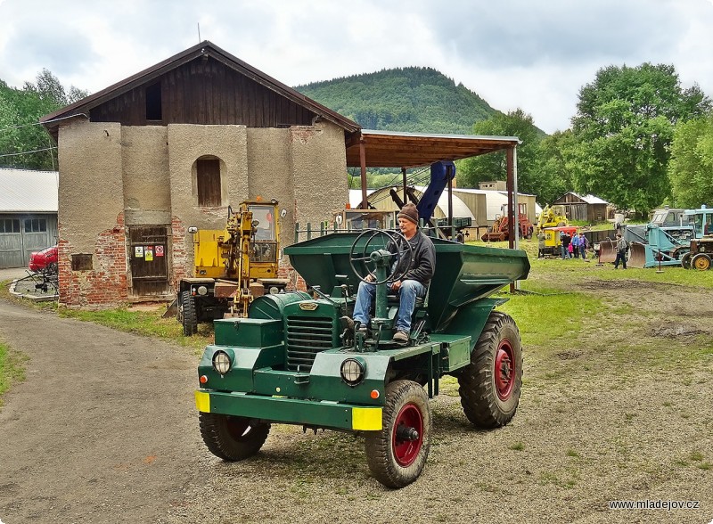 Fotografie Po malých strojích pokračuje král důlních děl a kamenolomů Dumper DR 50.
